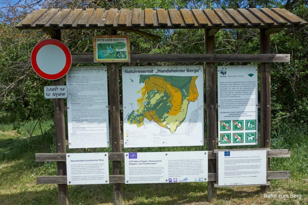 Informationstafel zum Naturreservat beim Sportplatz Hundsheim