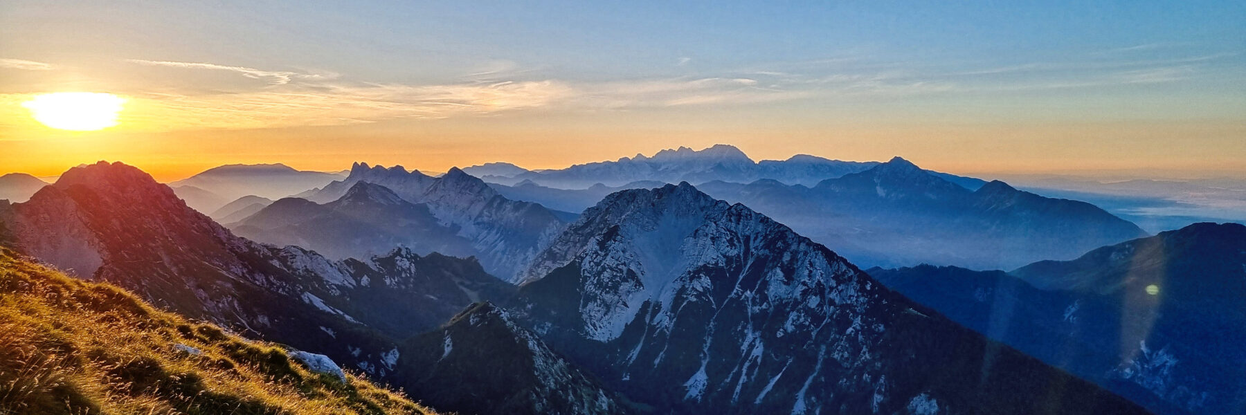 Sonnenaufgang auf der Preschern Hütte / Prešernova koča na Stolu. Foto: Martin Heppner