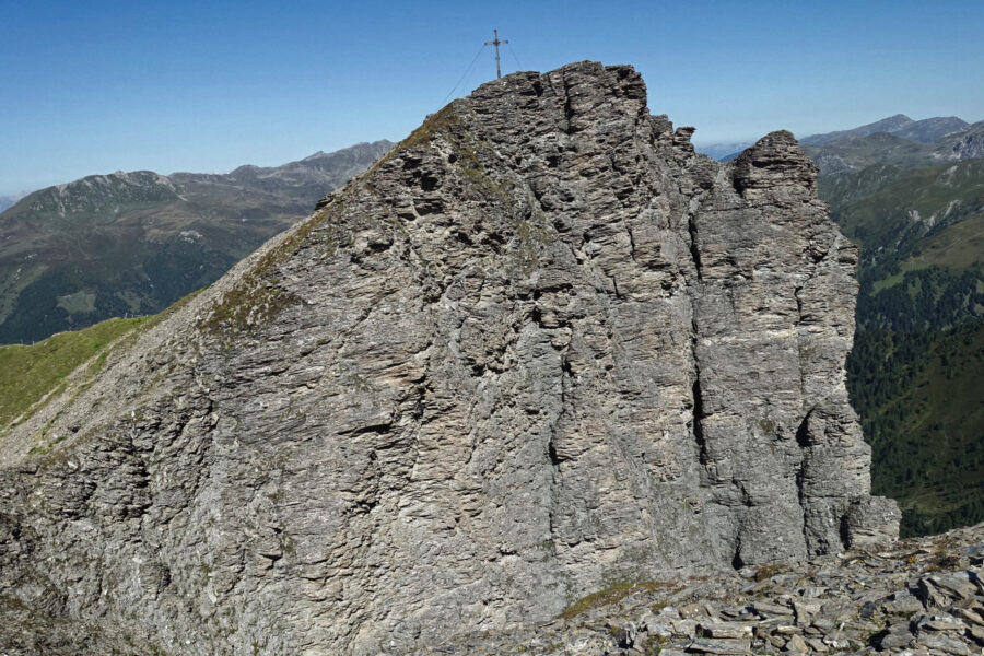Blick auf das Gipfelkreuz der Schafseitenspitze. Foto: Gerold Petritsch