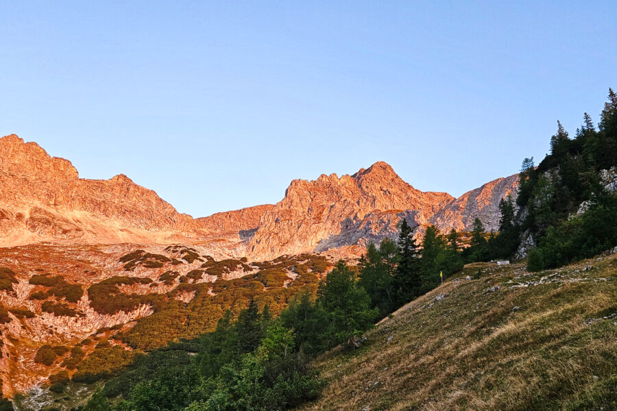 Von der Morgensonne gerötete Bergkette. Foto: Mario Viehböck