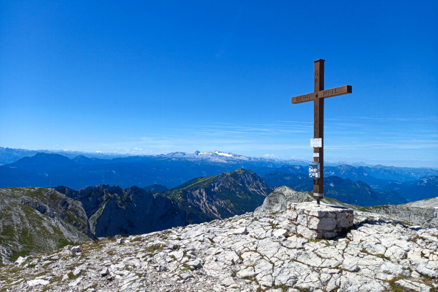 Großes Tragl mit Lawinenstein. Dahinter der Dachstein. Foto: Martina Friesenbichler