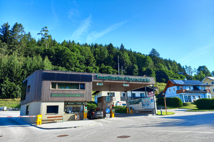 Mautstelle Alpenstraße. Hier startet die Auffahrt auf die Tauplitzalm (zirka 10 Kilometer und 800 Höhenmeter). Foto: Martina Friesenbichler