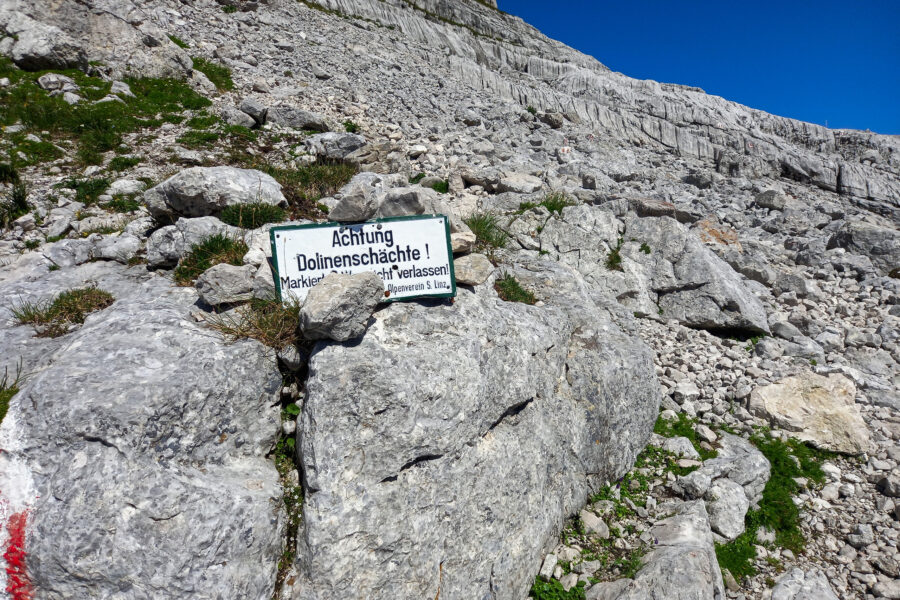 Unzählige Dolinenschächte und Spalten am Weg zum Traglhals. Foto: Martina Friesenbichler