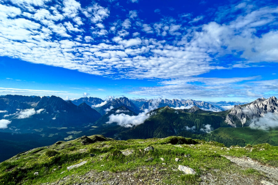 Berge in alle Richtungen, soweit das Auge reicht. Foto: Birgit Matzinger