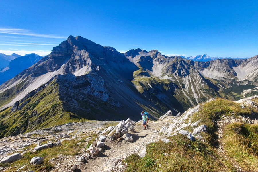 Die letzten Meter zum Gipfel. Dahinter ganz prominent die Soiernspitze (2.257 Meter). Foto: Anna, POW AT