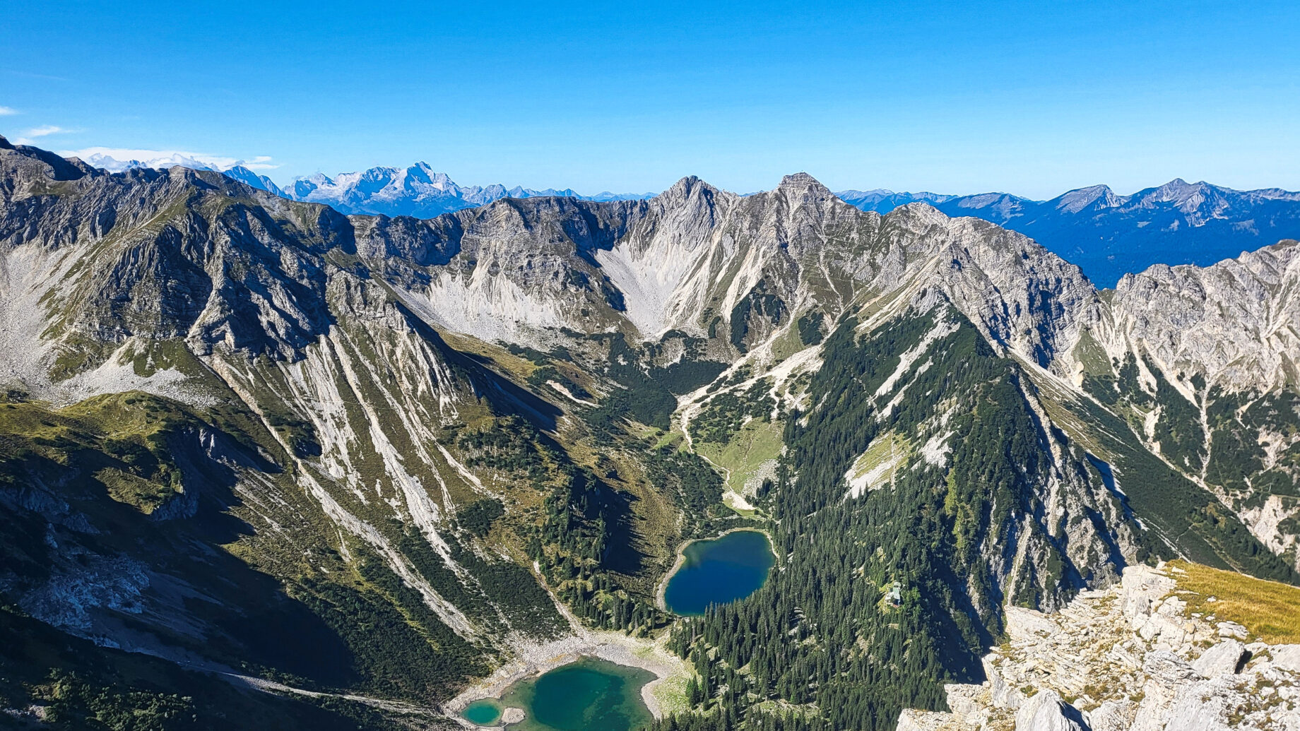 Auch auf die Soiernseen hat man vom Gipfel einen schönen Ausblick. Das Soiernhaus versteckt sich rechts vom hinteren See etwas im Wald. Im Hintergrund tut sich sogar die Zugspitze hervor! Foto: Anna, POW AT