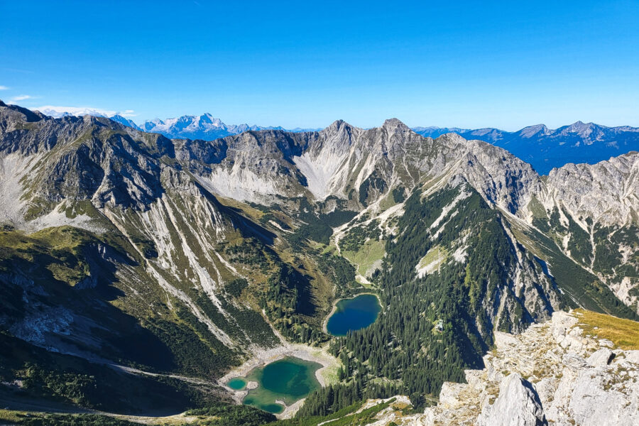 Auch auf die Soiernseen hat man vom Gipfel einen schönen Ausblick. Das Soiernhaus versteckt sich rechts vom hinteren See etwas im Wald. Im Hintergrund tut sich sogar die Zugspitze hervor! Foto: Anna, POW AT