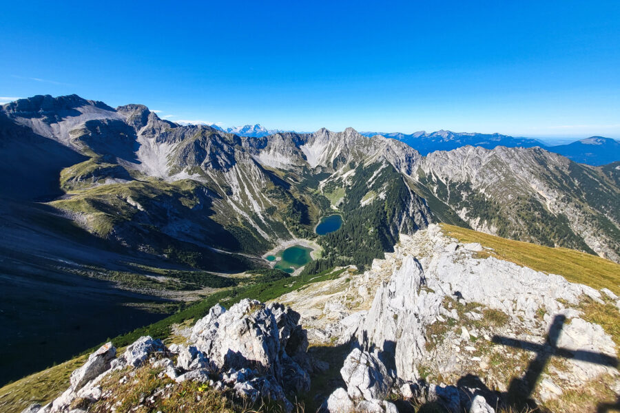 Das Gipfelkreuz der Gumpenkarspitze führt an diesem Tag bzw. zumindest in diesem Bild lediglich ein “Schattendasein” - in Anbetracht der umgebenden Karwendelgrößen kein Wunder! Foto: Anna, POW AT