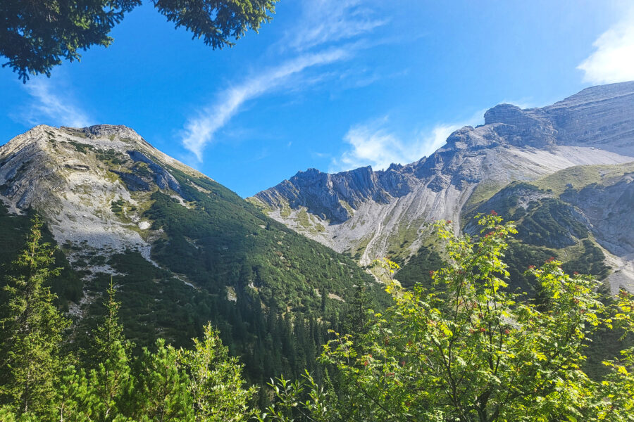 Ein Blick zurück auf Gumpenkarspitze (links) und Soiernspitze (rechts) von der Soiernhaus-Terrasse aus. Foto: Anna, POW AT