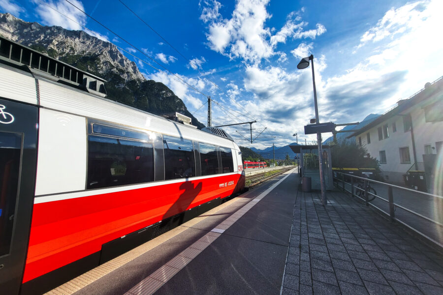 Beim Warten auf die Bahn kann man noch ein letztes Mal den Blick ins Karwendel genießen. Foto: Anna, POW AT