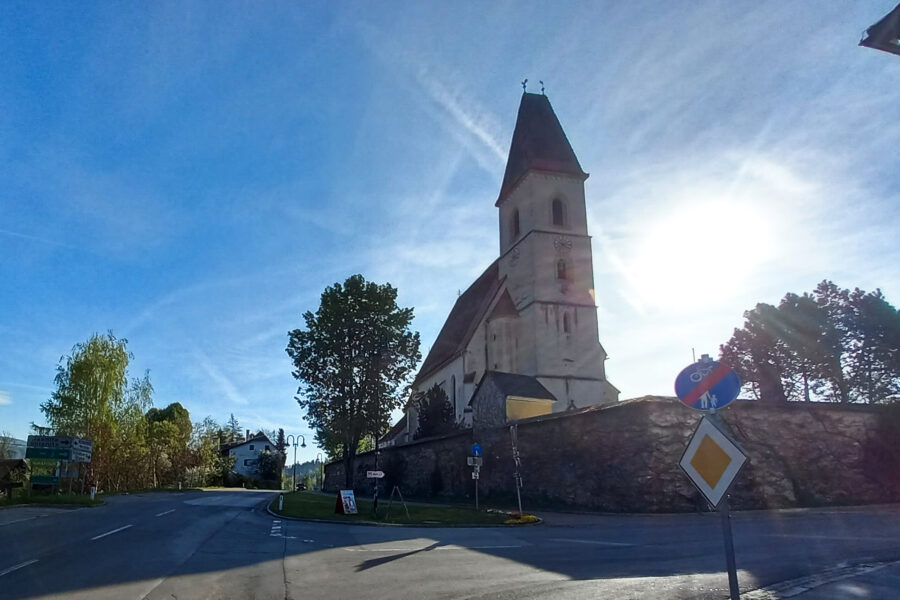 Rechts bei der Kirche in Allerheiligen in den Jasnitzgraben abbiegen. Foto: Martina Friesenbichler