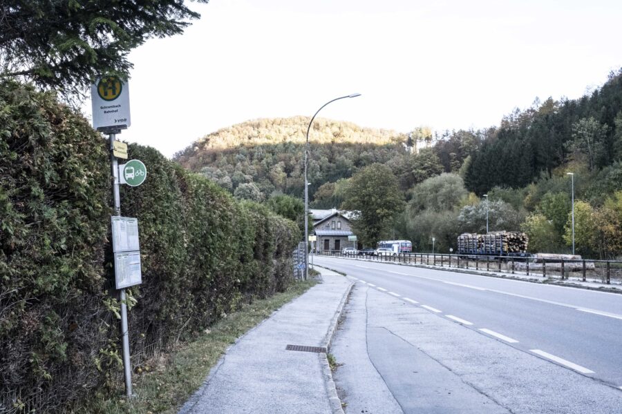 Bahnhof Schrambach von der Bushaltestelle aus gesehen. Foto: Birgit Reiter