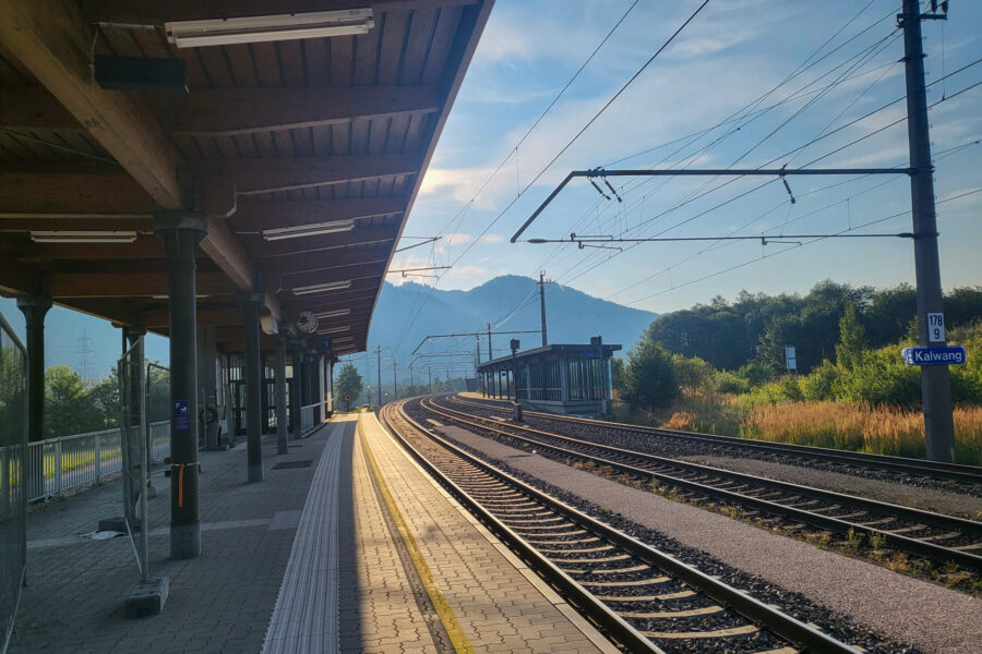 Bahnhof Kalwang. Frühmorgens ist hier noch nicht viel los. Foto: Anna, POW AT