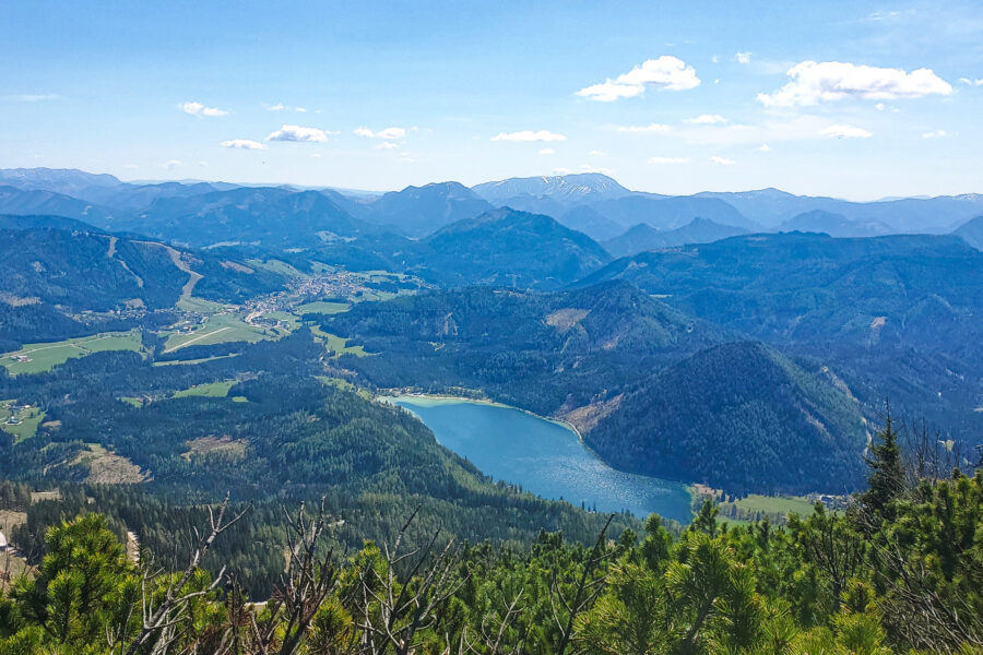 Panorama während des Abstiegs Richtung Erlaufsee und Beschilderung (Erlaufsee – Weg 05). Foto: Linda Prähauser