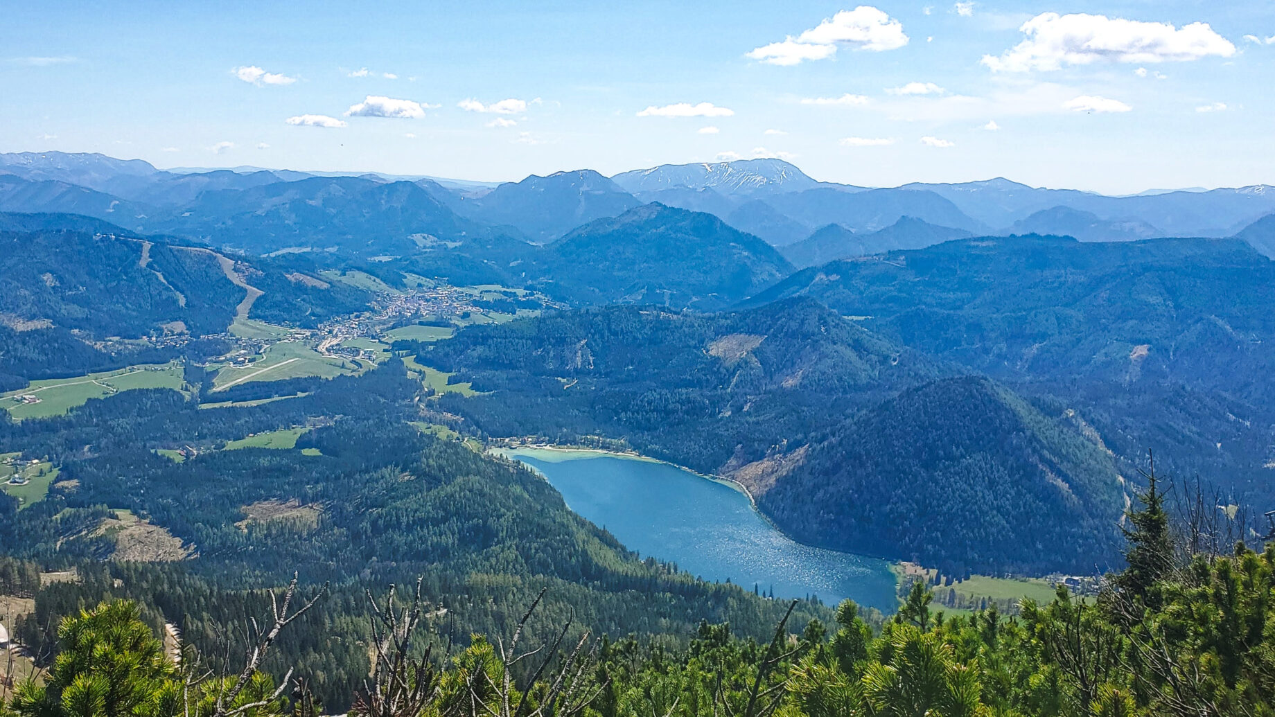Blick vom Gipfel auf den Erlaufsee (mein nächstes Ziel) und Richtung Mariazell. Foto: Linda Prähauser