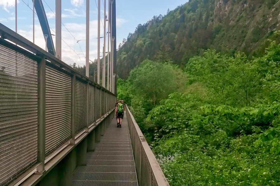 Auf der Bahnbrücke, den Hang rechts sind wir gerade herunter gewandert. Foto: Norman und Lisa