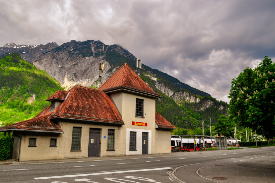 Bahnhof St. Anton im Montafon, im Hintergrund die Vandanser Steinwand. Foto: Norman und Lisa