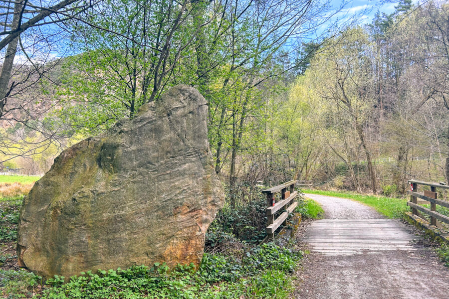 Ein Hinkelstein neben dem Feistritz-Radweg. Foto: David Kurz
