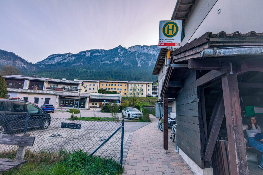 An der Starthaltestelle “Bischofswiesen Siedlung”, im Hintergrund der Niernthalsattel. Foto: Maresa Brandner