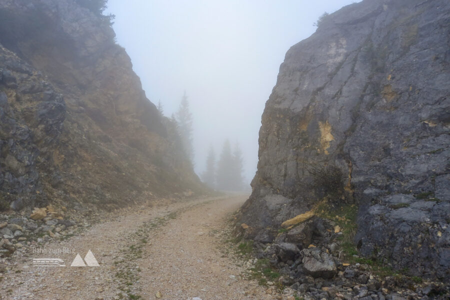 Unmittelbar nach dem Felsdurchbruch beginnt die zweite Aufstiegsmöglichkeit. Ein Steinmandl auf der rechten Seite des Weges markiert den Einstieg. Foto: Martina Friesenbichler  