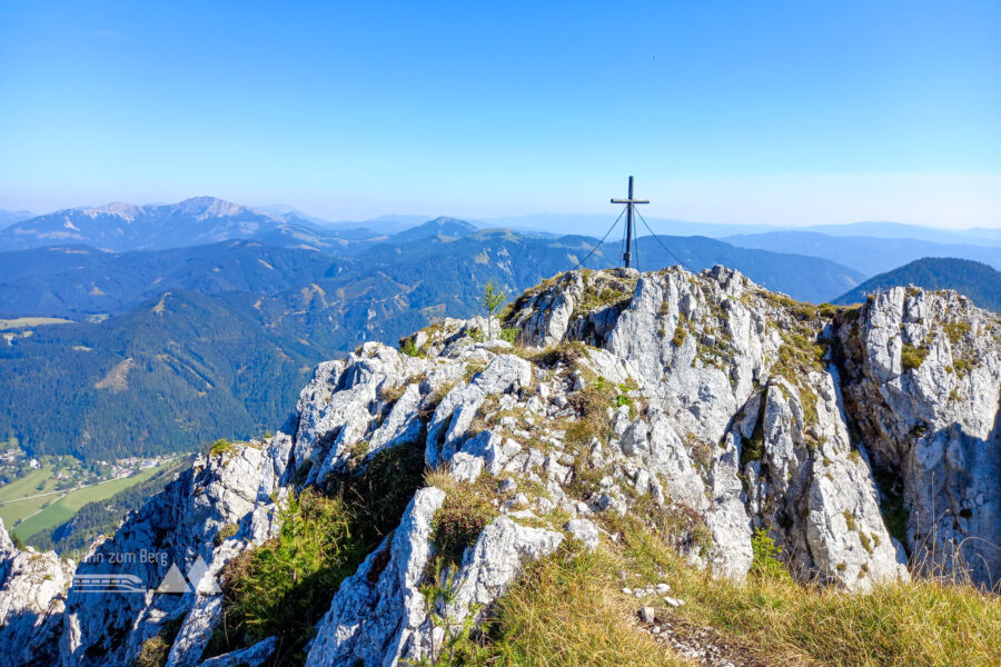 Großes Gipfelkreuz am Feistringstein. Foto: Martina Friesenbichler