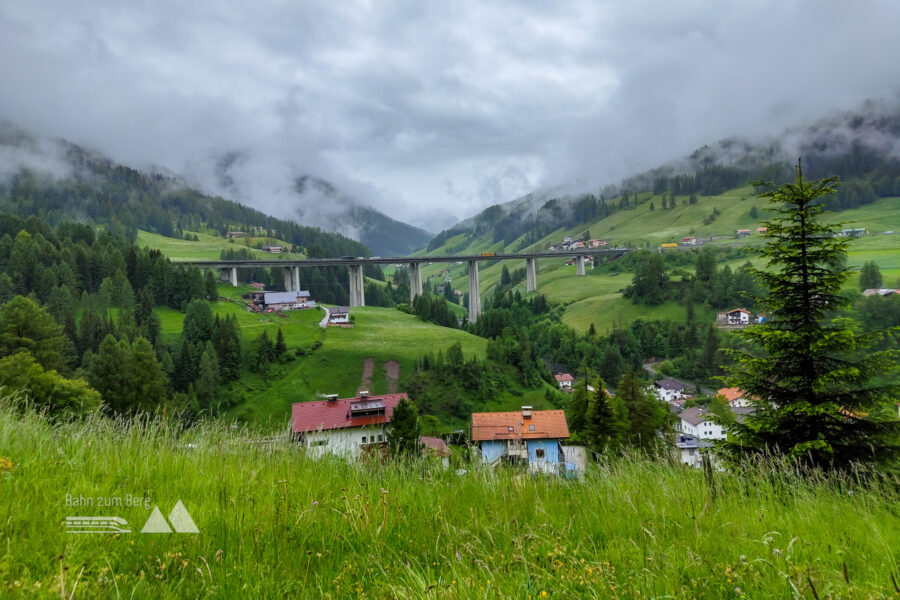 Blick ins Obernbergtal, davor die Brennerautobahn. Foto: Simon Widy