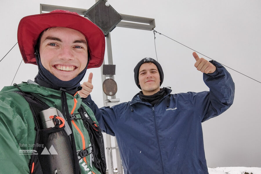 Gipfelselfie am Padauner Kogel (2.066 Meter). Foto: Simon Widy