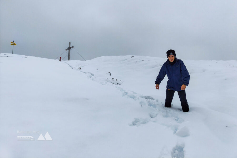 Abstieg vom Gipfel im Schnee. Foto: Simon Widy