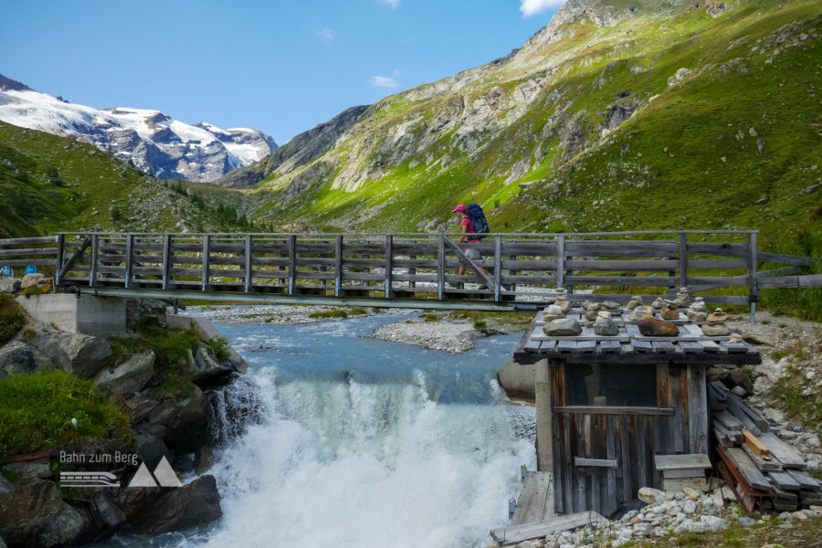 Eine Holzbrücke führt hier über den tosenden Maurerbach. Die eigentliche Stars des Fotos - die Gletscher - verharren schüchtern im Hintergrund. Foto: POW AT