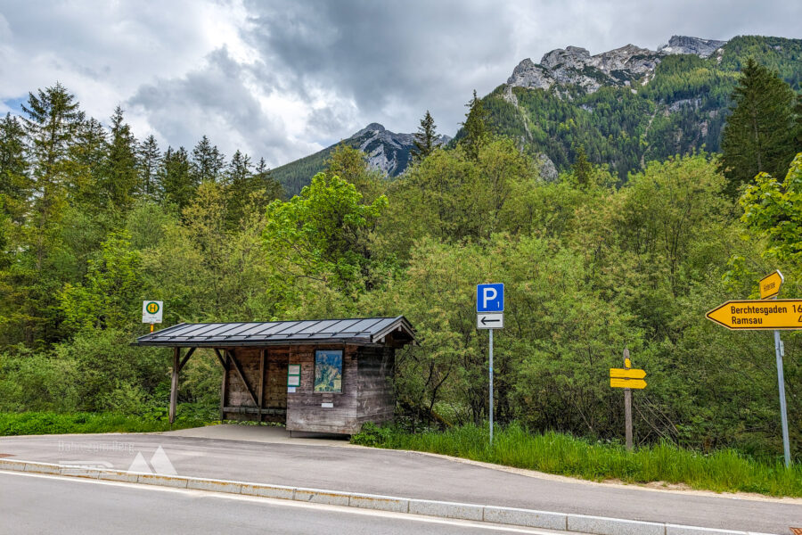 Die Bushaltestelle mit dem Steinberg (Hochkaltermassiv) im Hintergrund. Foto: Maresa Brandner