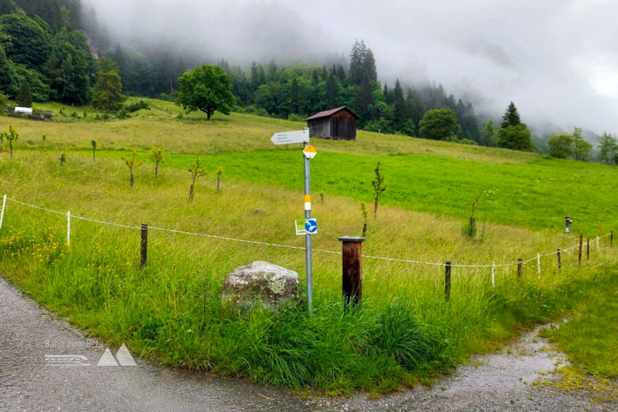 Gelb-Weiße Markierungen leiten mich in Richtung Wasserfall. Foto: Alice Frischherz