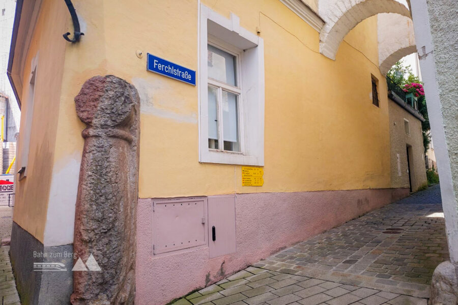 Kurz vor der Kirche geht es an der Ferchlstraße nach rechts. Foto: Alice Frischherz