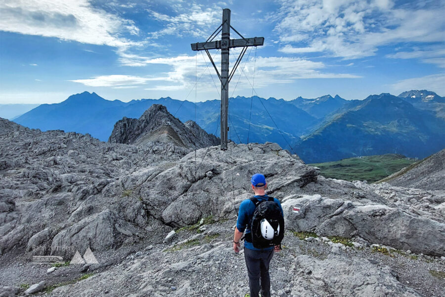 Zustieg mit Kreuz am Mattunjoch. Foto: Alice Frischherz