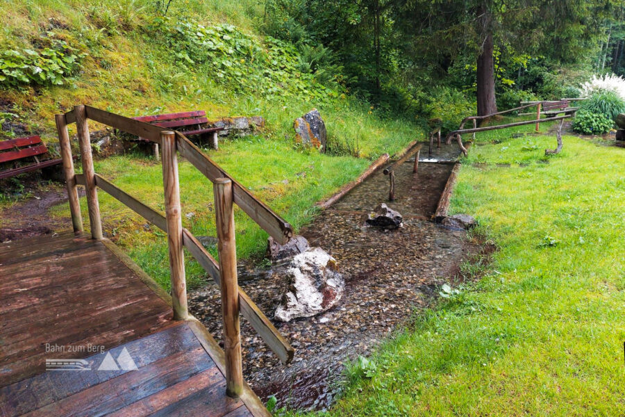 Bei der Kneippanlage führt der Wanderweg rechts weiter. Foto: Alice Frischherz