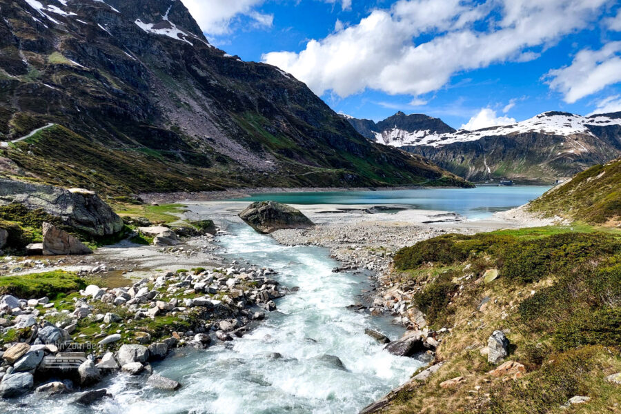 Am Südufer fließt die Ill in den See, die nur wenige Kilometer entfernt ihren Ursprung hat. Foto: Alice Frischherz