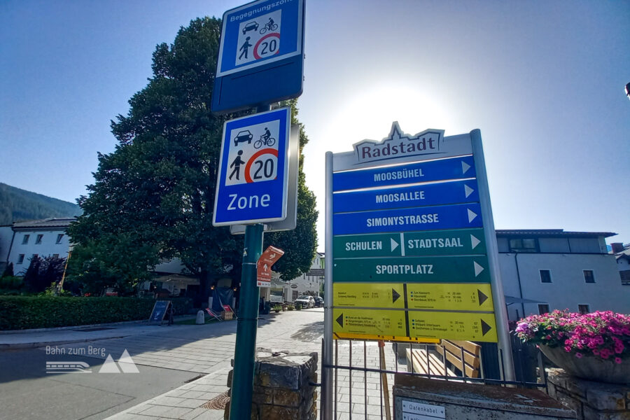 Vom Bahnhof bis zum Postamt sind es nur wenige Minuten. Dort ist auch schon der nächste Wegweiser. Foto: Martina Friesenbichler