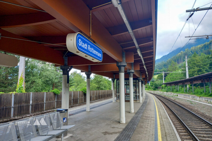 Nach dem Verlassen des Bahnhofs biege ich nach links in Richtung Boder ab. Foto: Martina Friesenbichler