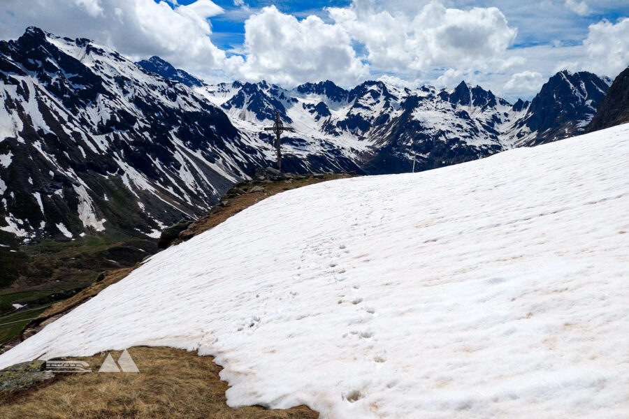 Schneefeld vor dem Gipfelkreuz am Bielerkopf. Foto: Alice Frischherz