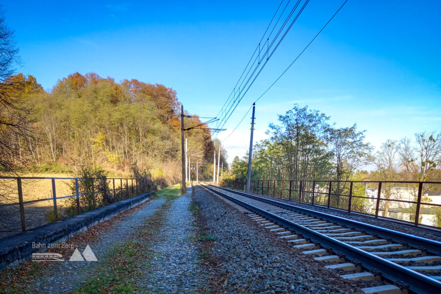 Zurück entlang der Bahntrasse, die hier früher zweigleisig war. Foto: Martina Friesenbichler