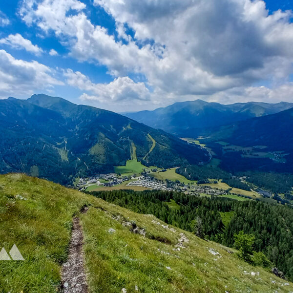 Links oberhalb der Skipisten von Hohentauern thront der Geierkogel. Foto: Martina Friesenbichler