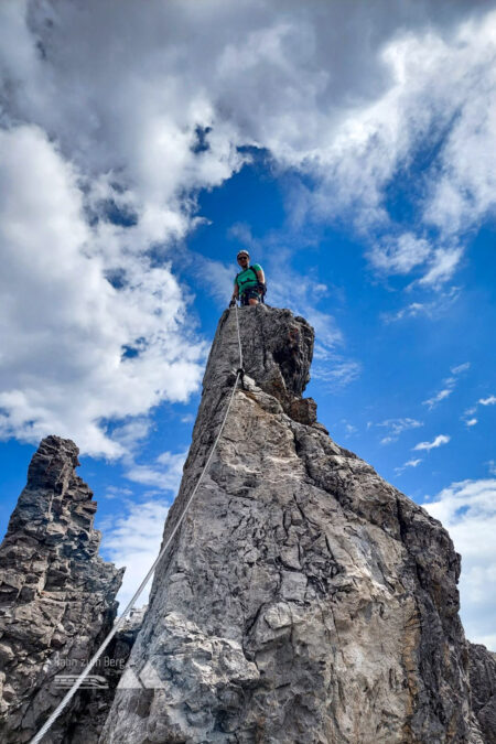 Achtung bissig! Im Arlberger Klettersteig gibt´s Haifischzähne; Ausblick vom Klettersteig. Fotos: Alice Frischherz