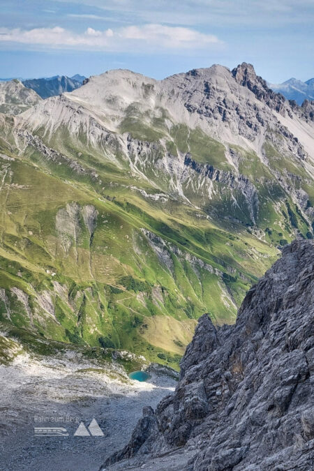 Achtung bissig! Im Arlberger Klettersteig gibt´s Haifischzähne; Ausblick vom Klettersteig. Fotos: Alice Frischherz