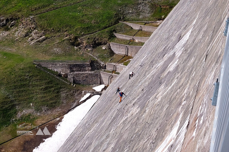 Blick auf den Klettersteig auf der Staumauer. Foto: Alice Frischherz