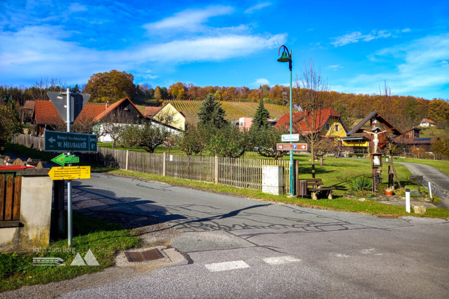 Weggabelung am Ende der Schlossstraße. Hier links abbiegen. Foto: Martina Friesenbichler