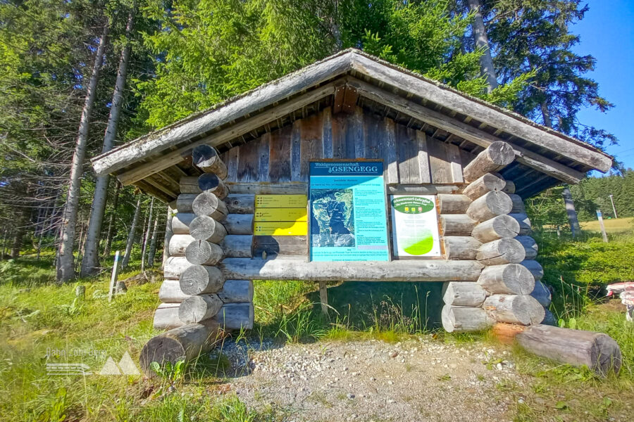 Oberhalb der Bushaltestelle befindet sich der erste Wegweiser. Foto: Martina Friesenbichler