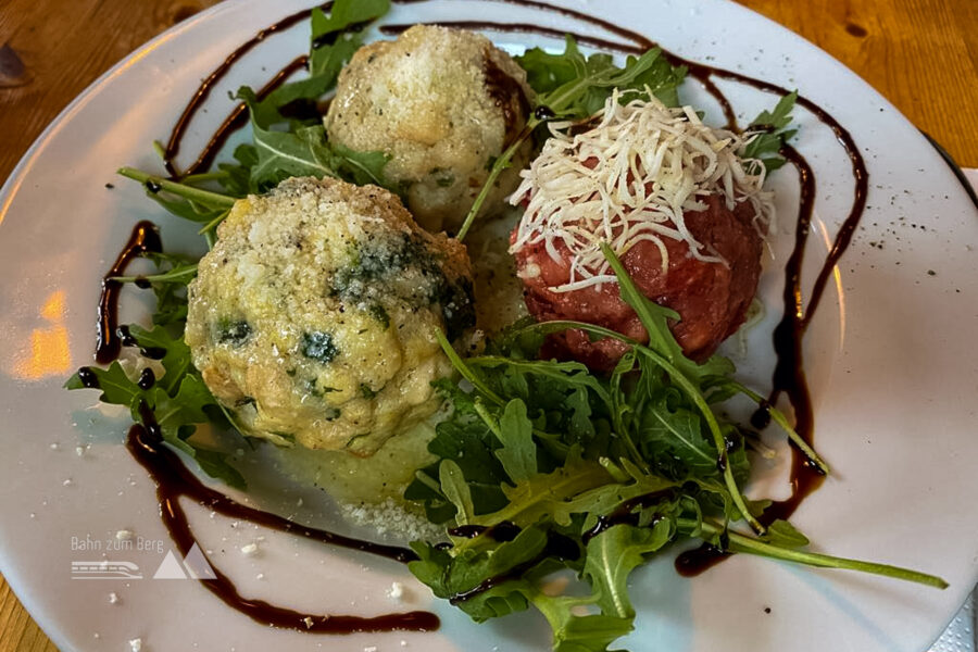 Einblicke in die Hüttenkulinarik: Dreierlei Knödel (Spinat - Käse - Rote Rübe). Foto: Anna, POW AT