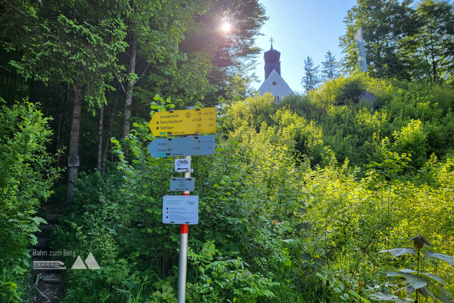 Die erwähnte Kapelle verschwindet auch ein bisschen hinter der üppigen Vegetation. Foto: Anna, POW AT