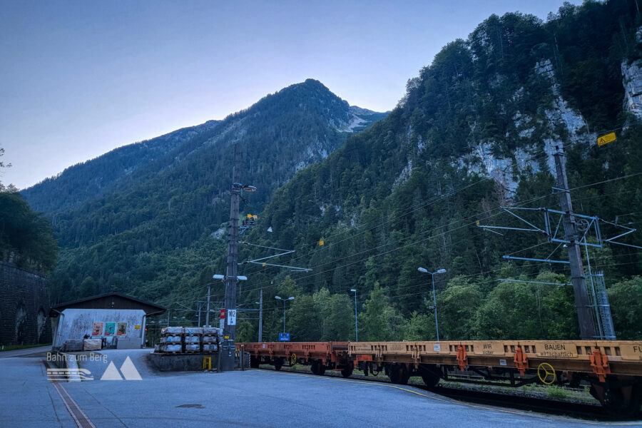 Schon vom Bahnhofsvorplatz sieht man zum “Turm” hinauf. Foto: Anna, POW AT