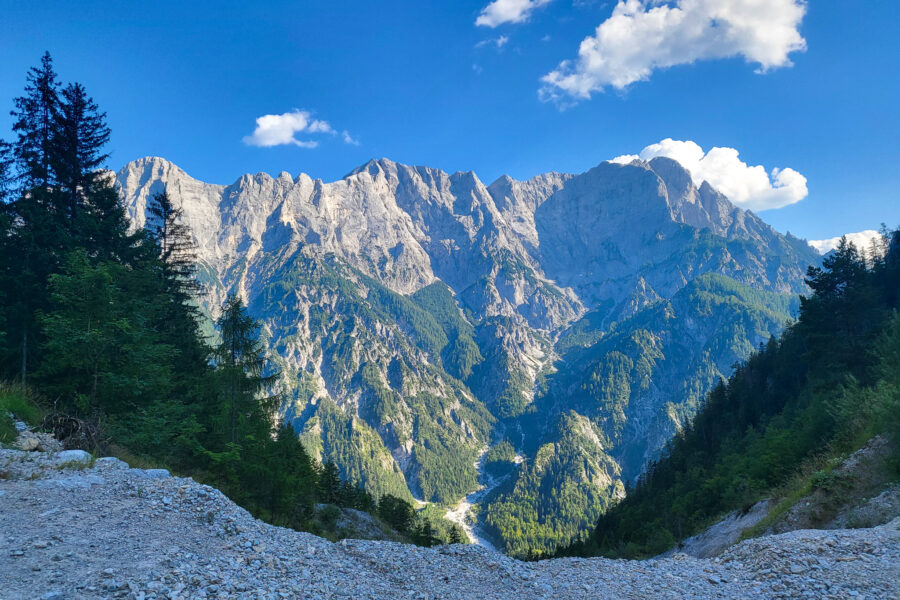 Trinkpause mit Ausblick - hier in Richtung des gegenüberliegenden Haindlkars, wo man auch eine tolle Öffi-Bergtour machen kann. Foto: Siebenbrunner, POW AT