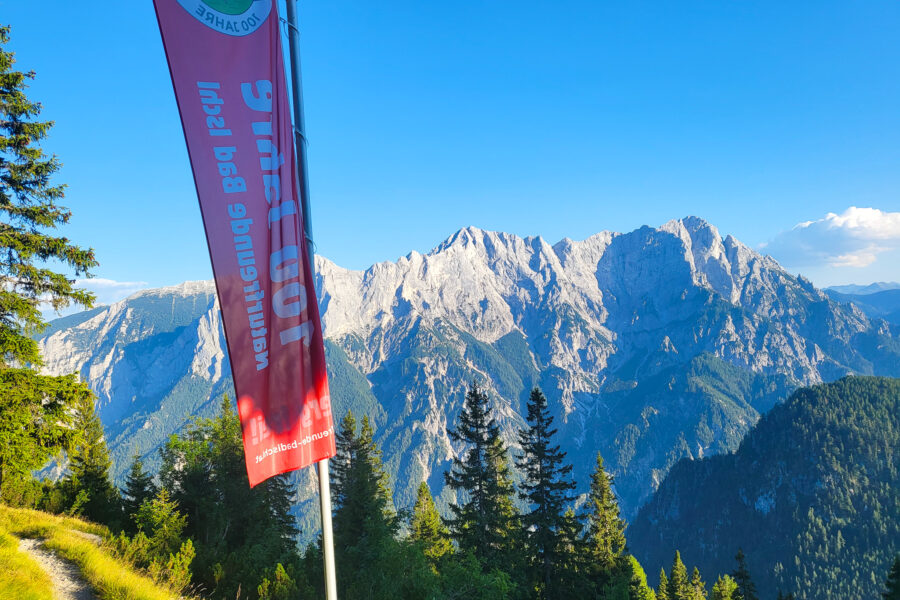 Von der Fahne weg ist es wirklich nicht mehr weit bis zur Hütte. Die Fahne versperrt zwar die Sicht auf die Planspitze, dafür sieht man Hochtor, Festkogel und Ödstein. Foto: Siebenbrunner, POW AT